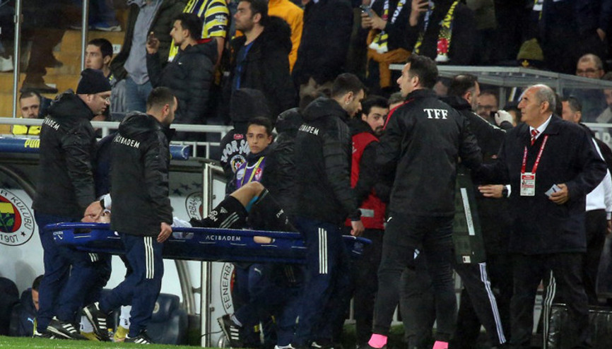 Beşiktaşta Tayyip Talha sakatlandı Sedyeyle kenara geldi