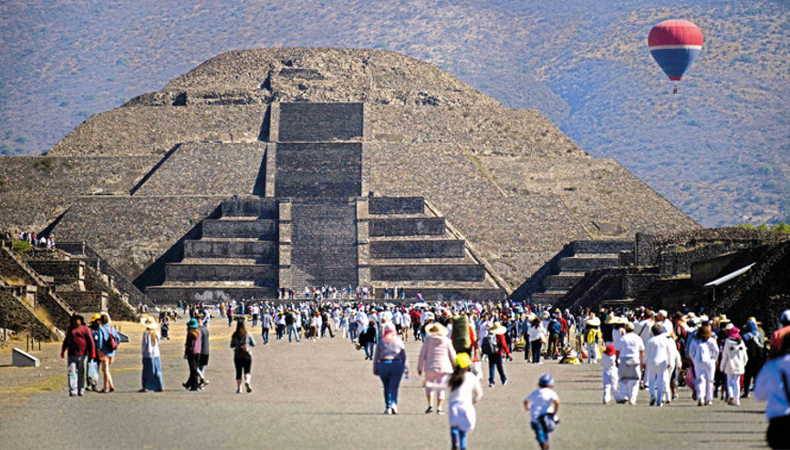 Alev alan balonun sepetinden atladılar