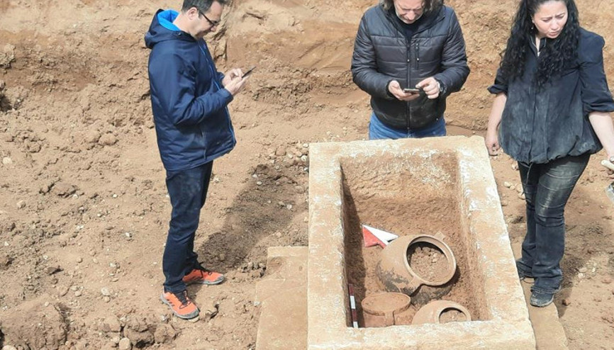 Temel kazısında bulunan lahitten 3 küp çıktı