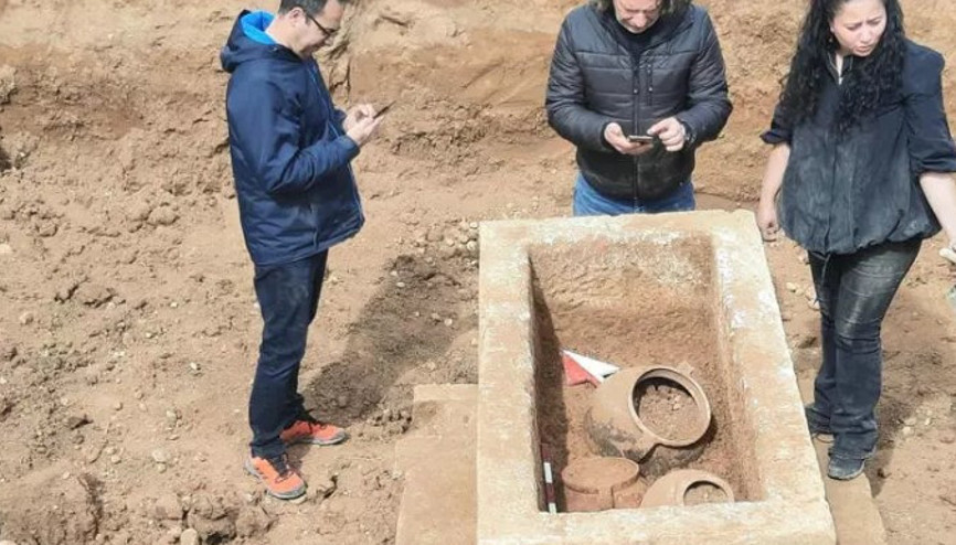 İnşaat temeli kazısında antik döneme ait lahit bulundu