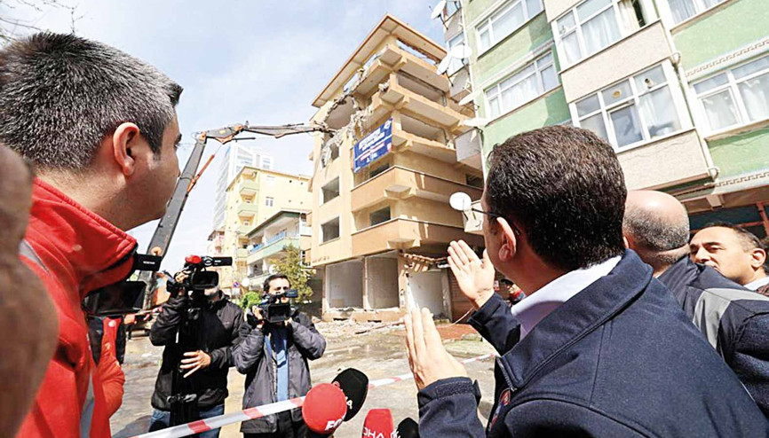 Çökme ihtimali olan 318 binada ilk kepçe vuruldu