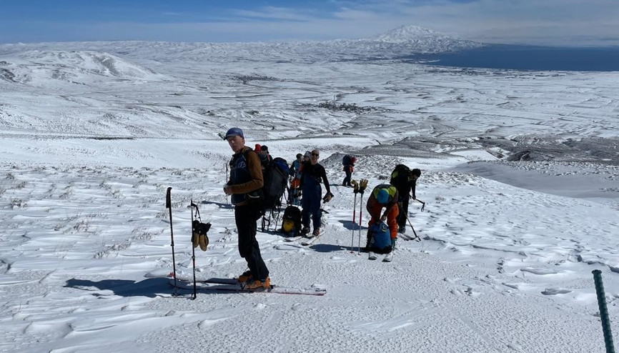 Yabancı dağcılar Nemrut Dağı’nda dağ kayağı yaptı