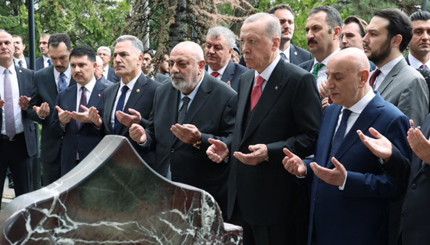 Cumhurbaşkanı Erdoğandan Türkeşin kabrine ziyaret