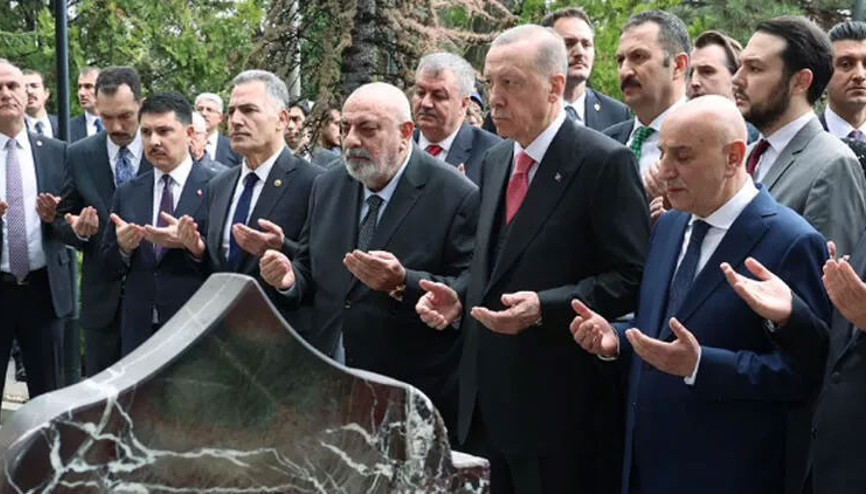 Cumhurbaşkanı Erdoğandan Türkeşin kabrine ziyaret