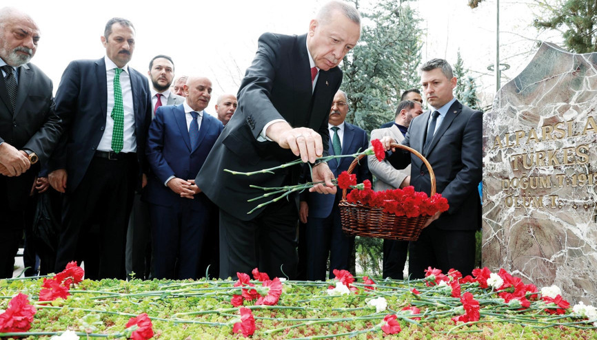 Türkeş’in kabrine ziyaret