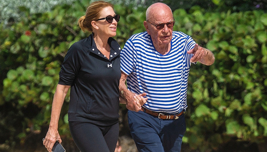 92 yaşında 5. kez evlenmeye hazırlanıyordu: Medya devi parmağına milyonluk yüzük taktığı nişanlısından ayrıldı