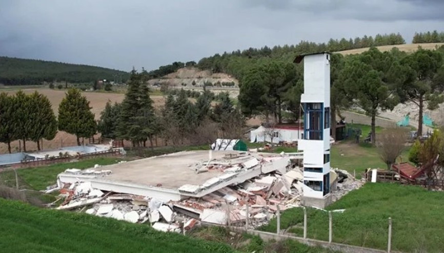 İki katlı bina depremde yerle bir oldu, bir tek asansör kulesi ayakta kaldı