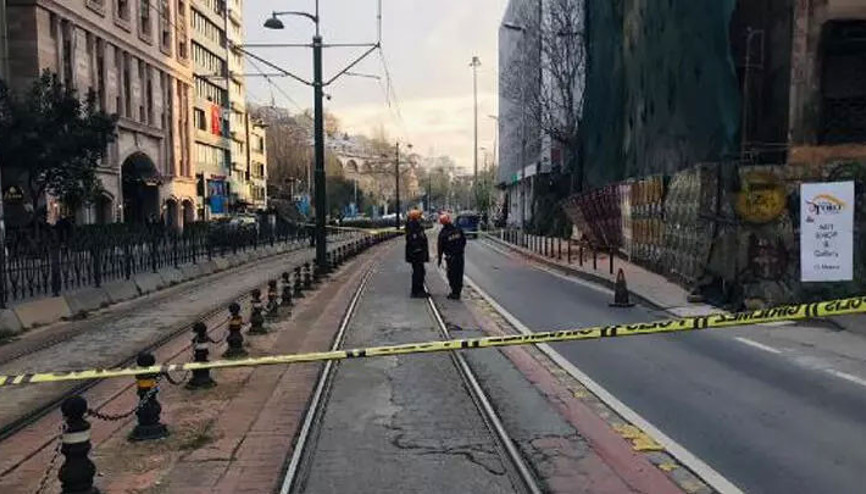 Karaköyde metruk binada kısmi çökme