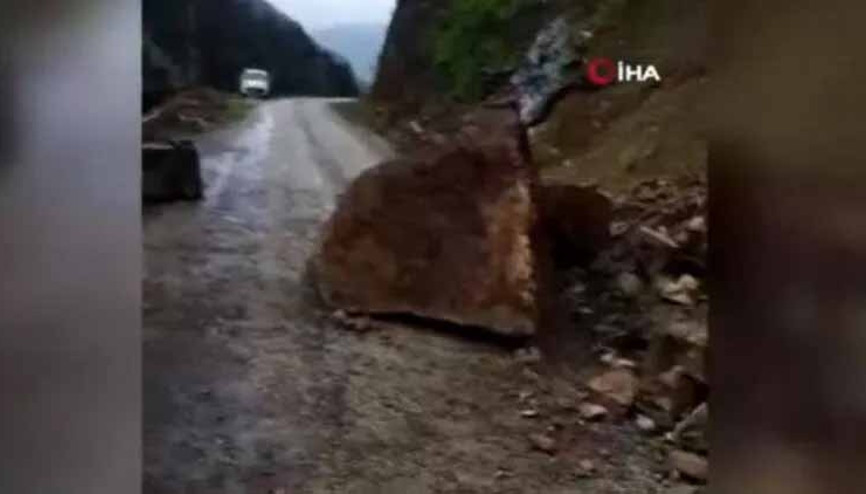 Osmaniye’de heyelanda düşen kaya parçaları yolu kapattı