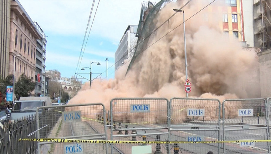 Karaköydeki 5 katlı metruk bina çöktü