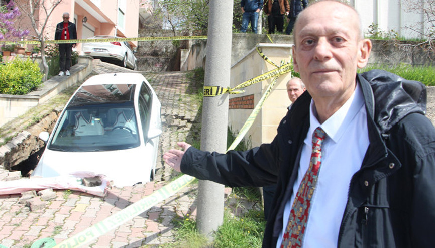 Yol çöktü, otomobiliyle 1 metrelik çukura düştü