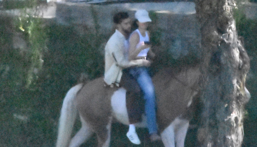 At sırtında romantizm Genç aşıklar baş başa görüntülendi