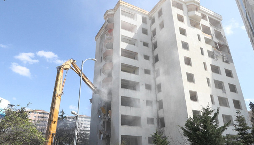 Büyükçekmece’de kentsel dönüşüm kapsamında 11 katlı bina yıkıldı