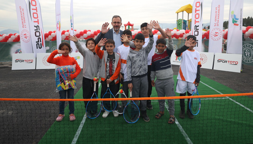 Bakan Kasapoğlu, depremzede çocuklarla tenis oynadı Bakan Kasapoğlu, depremzede çocuklarla tenis oynadı