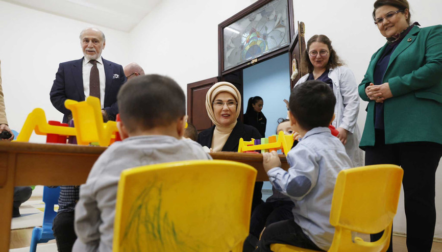 Emine Erdoğan, Darülaceze’de çocuk yuvasını ziyaret etti