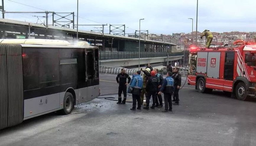 Kadıköy’de metrobüs yangını