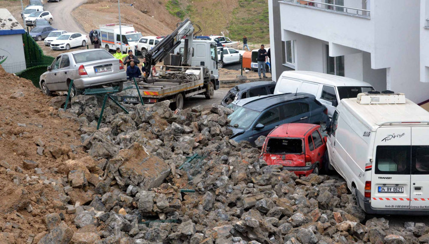 Kahramanmaraş’ta istinat duvarı yıkıldı; 8 araç hasar gördü