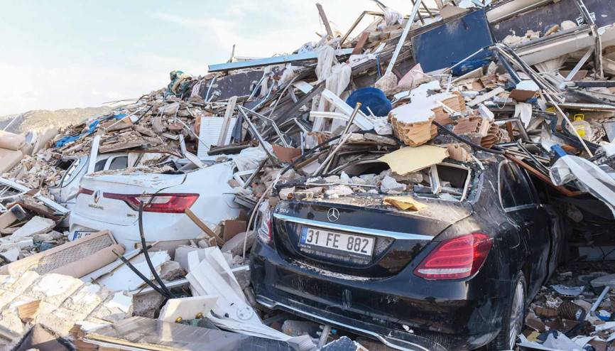 Markaların deprem yardımları sürüyor