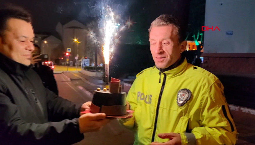 Uygulama yapan polis ekiplerine pastalı sürpriz
