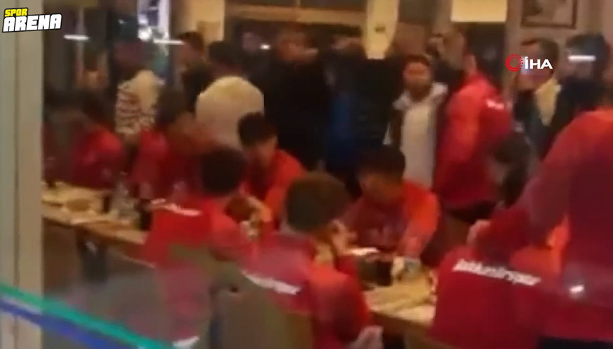 Balıkesirsporlu taraftarlar, Akhisarda kendi futbolcularına saldırdı