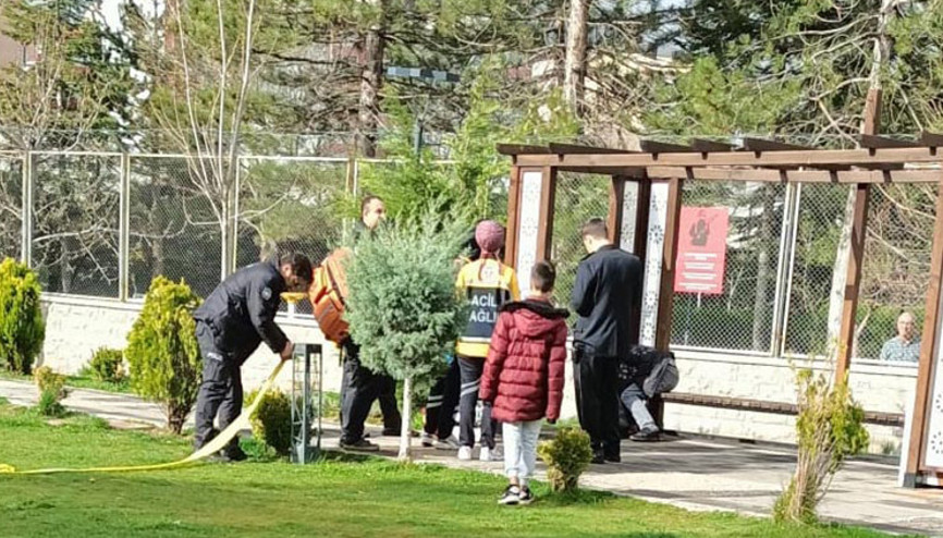 Konyada parktaki kameriyede erkek cesedi bulundu