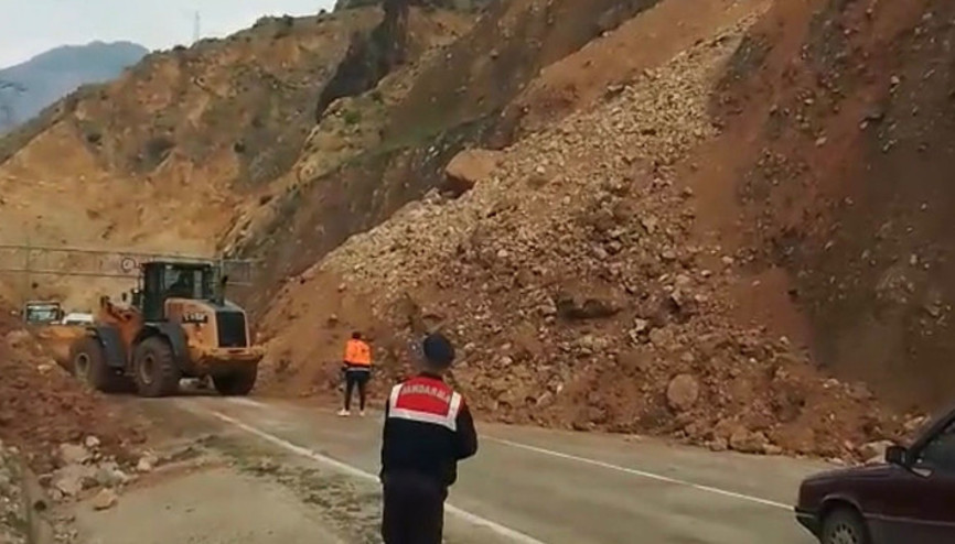 Artvin- Ardanuç kara yolunda heyelan