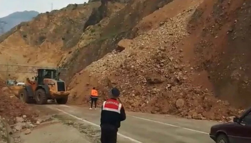 Artvin - Ardanuç kara yolunda heyelan