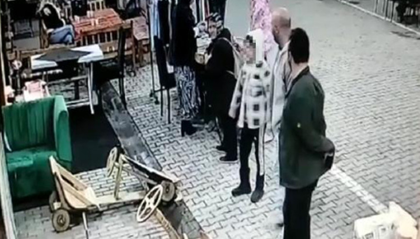 Yanındaki çocuğa hırsızlık yaptırdı... O anlar kamerada