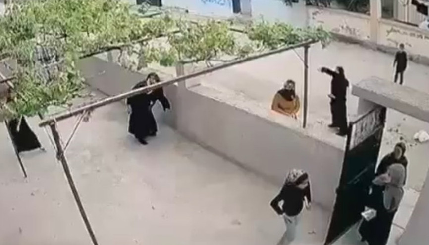 Husumetli oldukları akrabalarının evini taşladılar