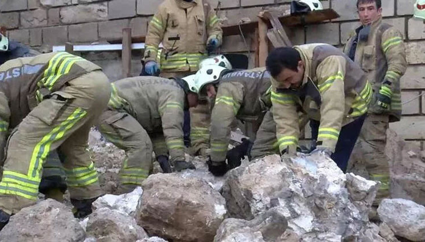 Fatihte tarihi surlarda çökme: 1 kişi hayatını kaybetti