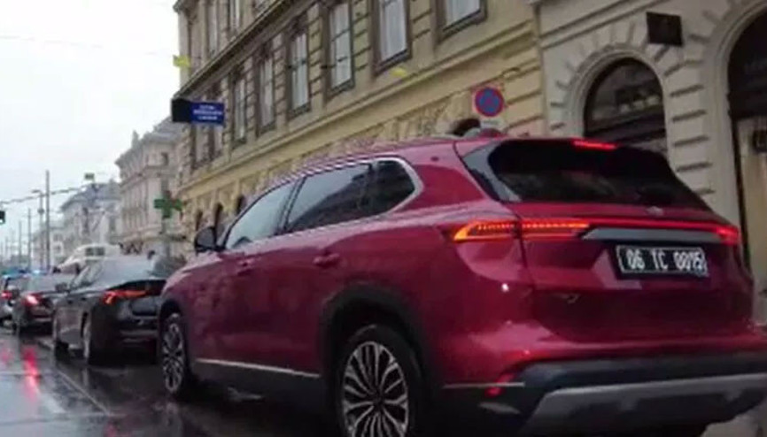 Bakan Çavuşoğlu, Togg ile Viyana sokaklarında tur attı