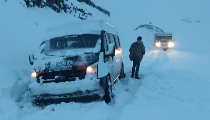 Vanda kapanan yollar açıldı, kara saplanan 3 minibüs kurtarıldı