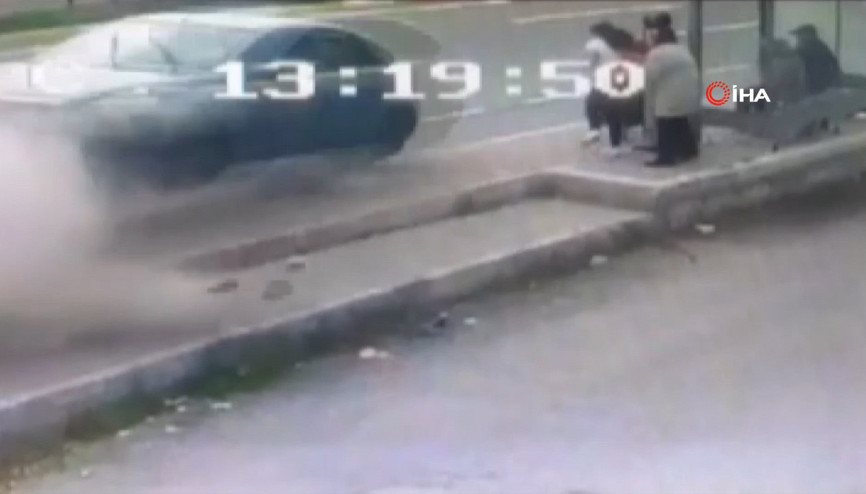 Kontrolden çıkan otomobil otobüs durağına daldı 5 yaralı