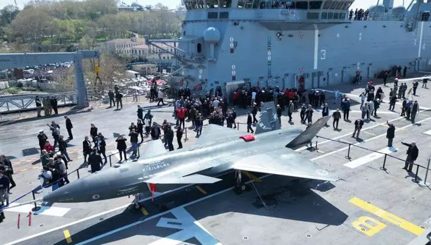 TCG Anadolu’ya vatandaşlardan yoğun ilgi