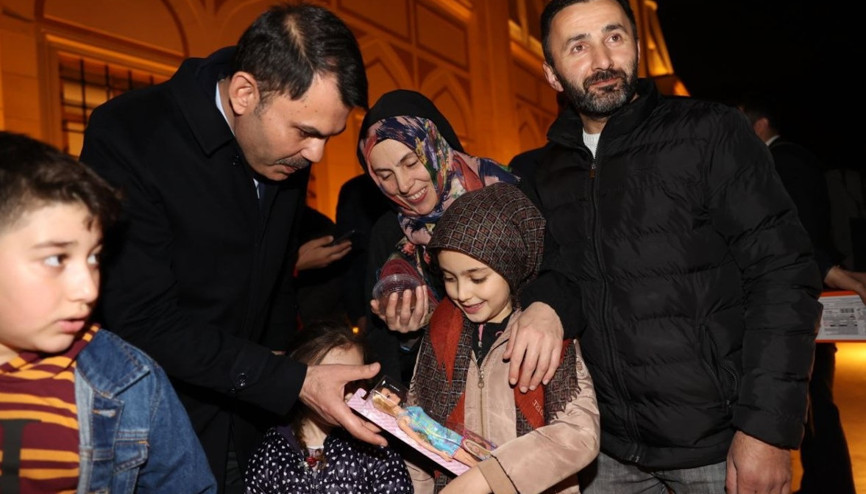 Bakan Kurum Çamlıca Camiide teravih namazında vatandaşlarla bir araya geldi