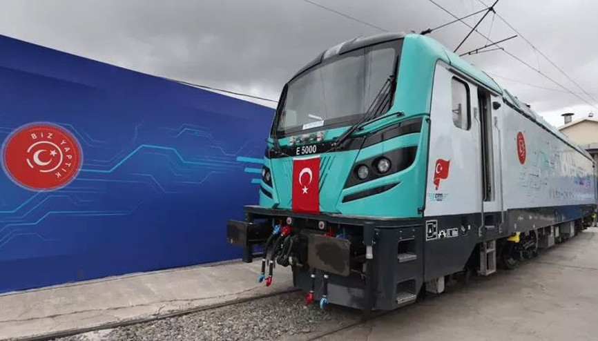 Yerli anahat lokomotifi raylara indi