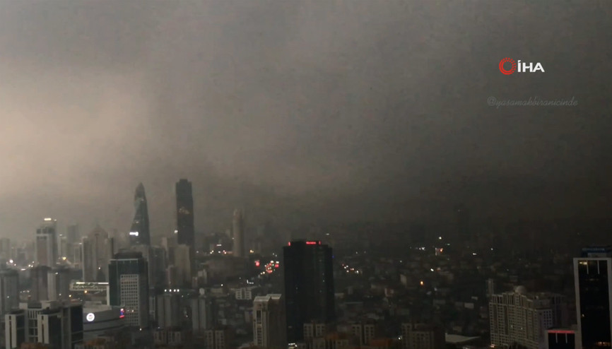 Gökyüzünü bir anda kaplayan bulutlar gündüzü geceye çevirdi