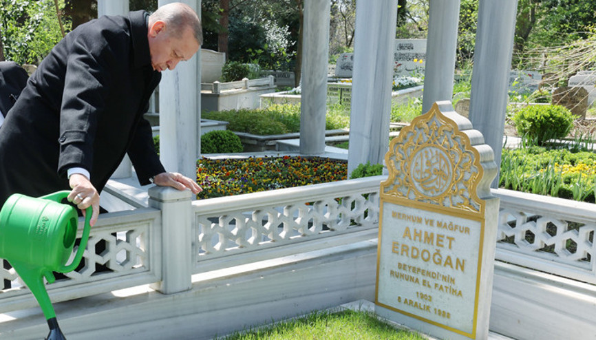 Cumhurbaşkanı Erdoğan anne ve babasının mezarlarını ziyaret etti
