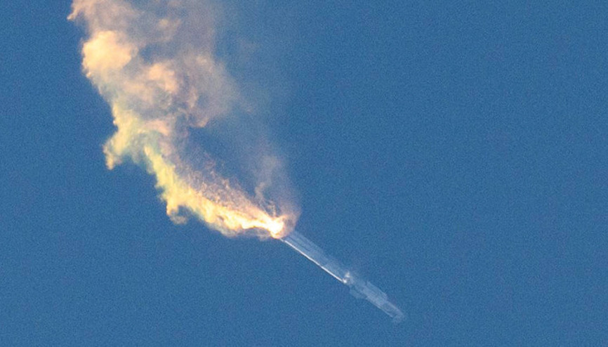 ‘En güçlü roket’ havada infilak etti