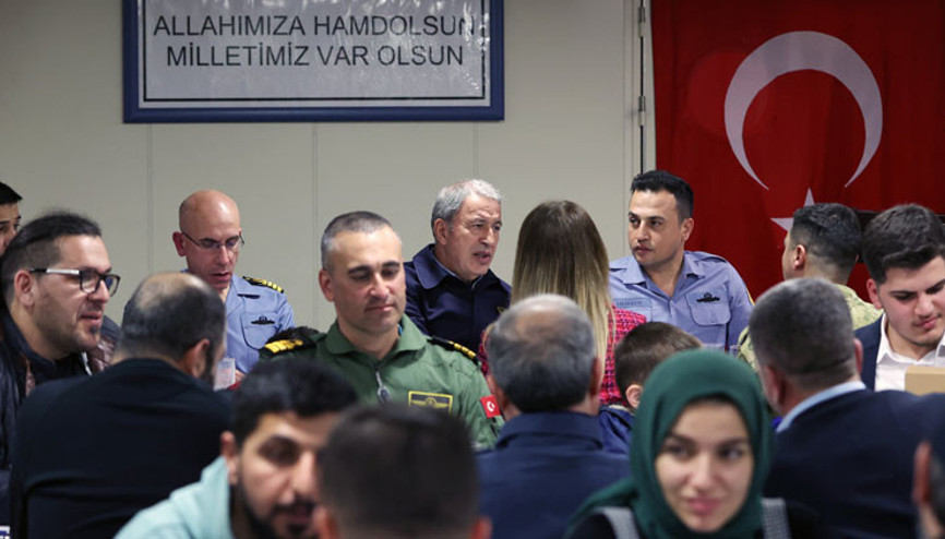 Bakan Akar, Ramazanın son iftarını şehit aileleri ve gazilerle TCG Anadolu’da yaptı