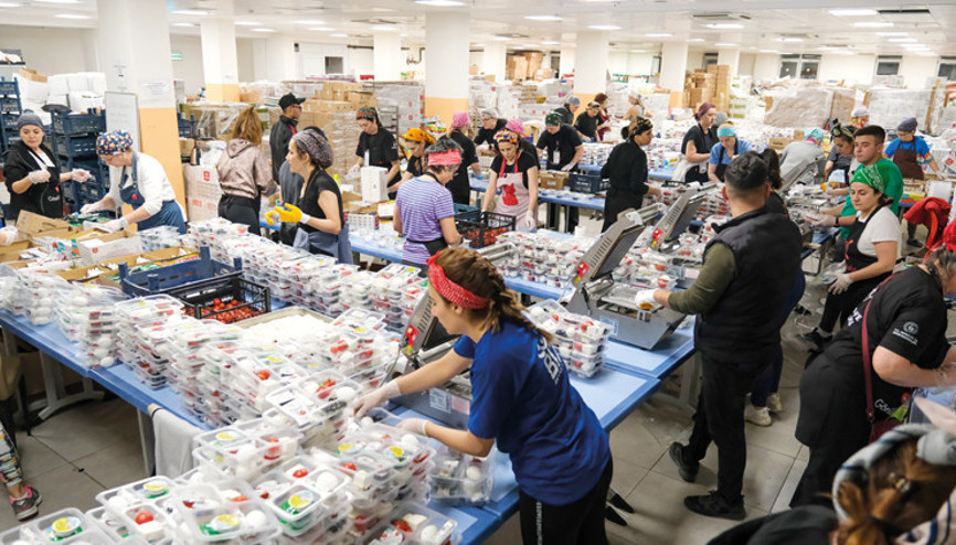 Ödüllü şefin gönül mutfağı 75 gündür deprem bölgesinde Müdür çorbacı Amerikalı pilavcı oldu