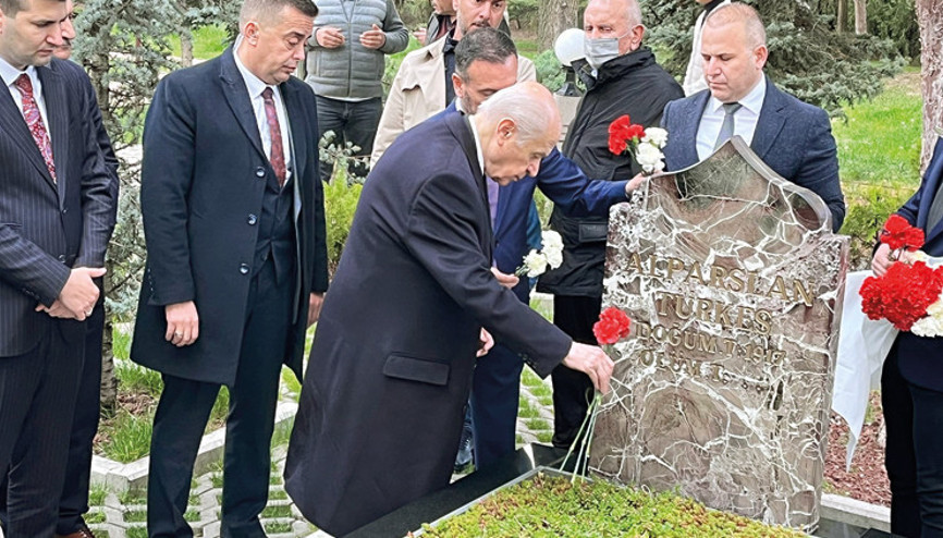 Türkeş’e karanfil