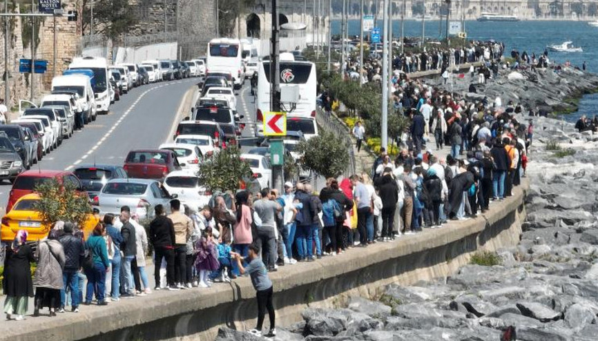 TCG Anadoluya ziyaretçi akını: Kilometrelerce kuyruk