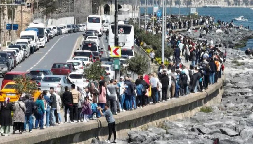 Vatandaşlar TCG Anadolu gemisini ziyaret etmek için kilometrelerce kuyruk oluşturdu
