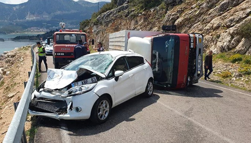 Ispartada kamyonetle otomobilin çarpıştığı kazada, 6 kişi yaralandı