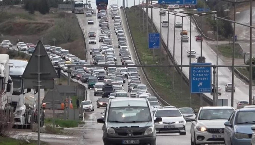 43 ilin geçiş güzergahında trafik yoğunluğu: Kilometrelerce araç kuyruğu oluştu 43 ilin geçiş güzergahında trafik yoğunluğu: Kilometrelerce araç kuyruğu oluştu