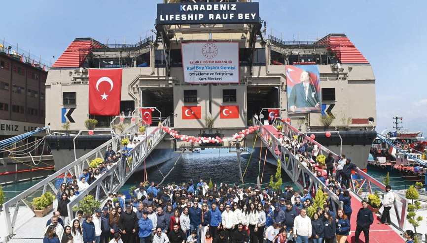 23 Nisan’ı ‘Rauf Bey’de kutladılar