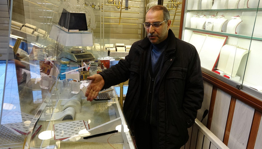 Duvarı delip, 23 kilo altın çaldılar