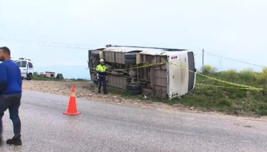 Bursa’da servis midibüsü ile hafriyat kamyonu çarpıştı: 23 yaralı
