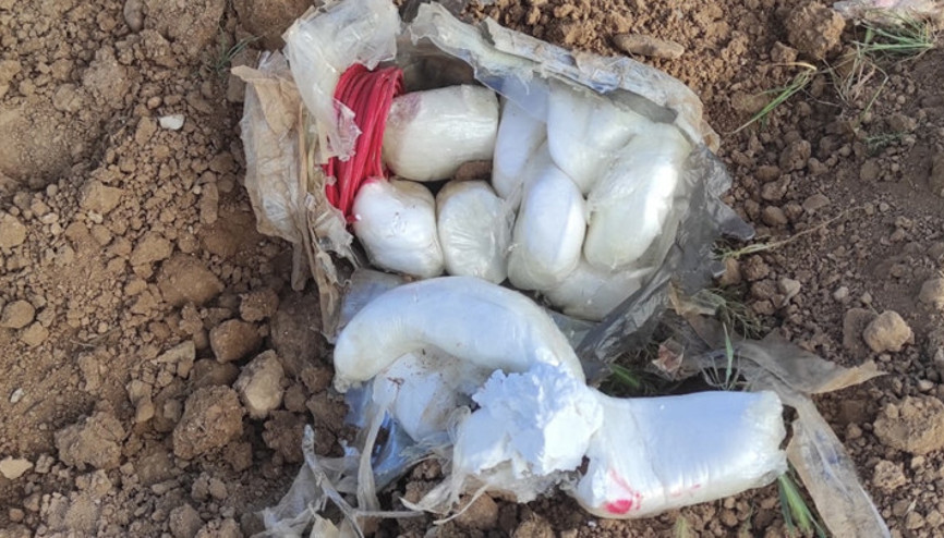 Çiftçinin sürdüğü tarlada, toprağa gömülü 2 bidonda 40 kilo patlayıcı bulundu